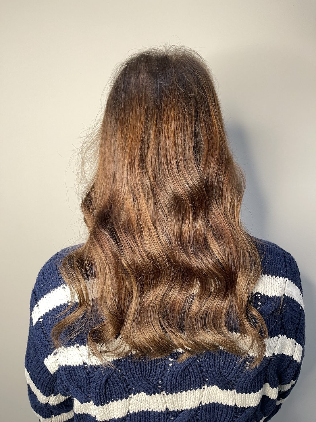 Extension su capelli castani mossi a ultrasuoni a freddo — Bergamo, CT Hair Extension
