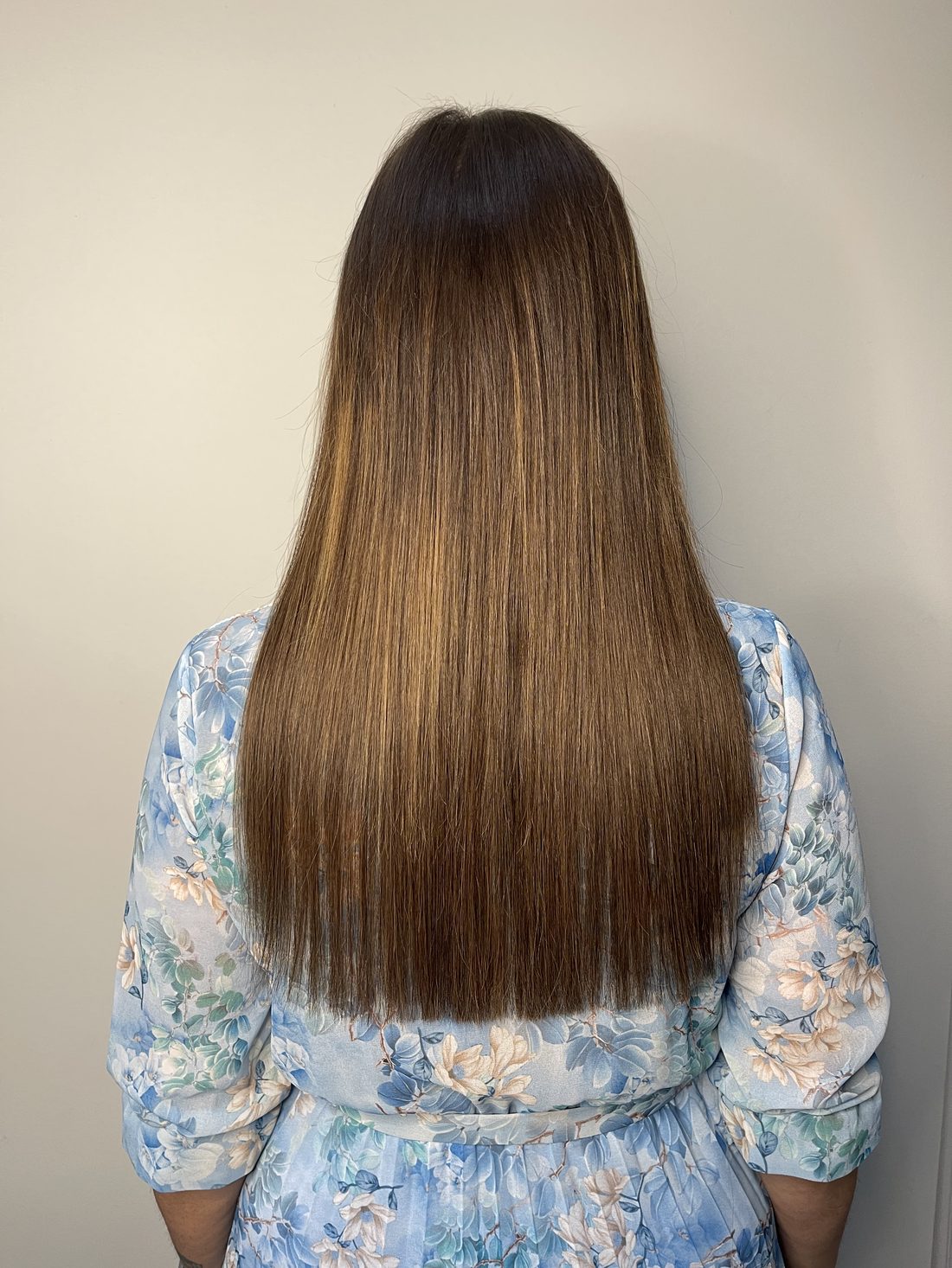 Extension lisce su capelli castano chiaro a ultrasuoni a freddo — Bergamo, CT Hair Extension
