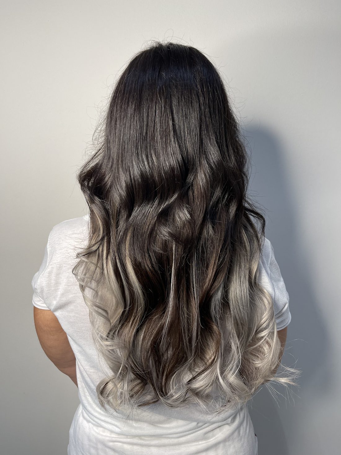 Extension mosse con balayage grigio cenere a ultrasuoni a freddo — Bergamo, CT Hair Extension
