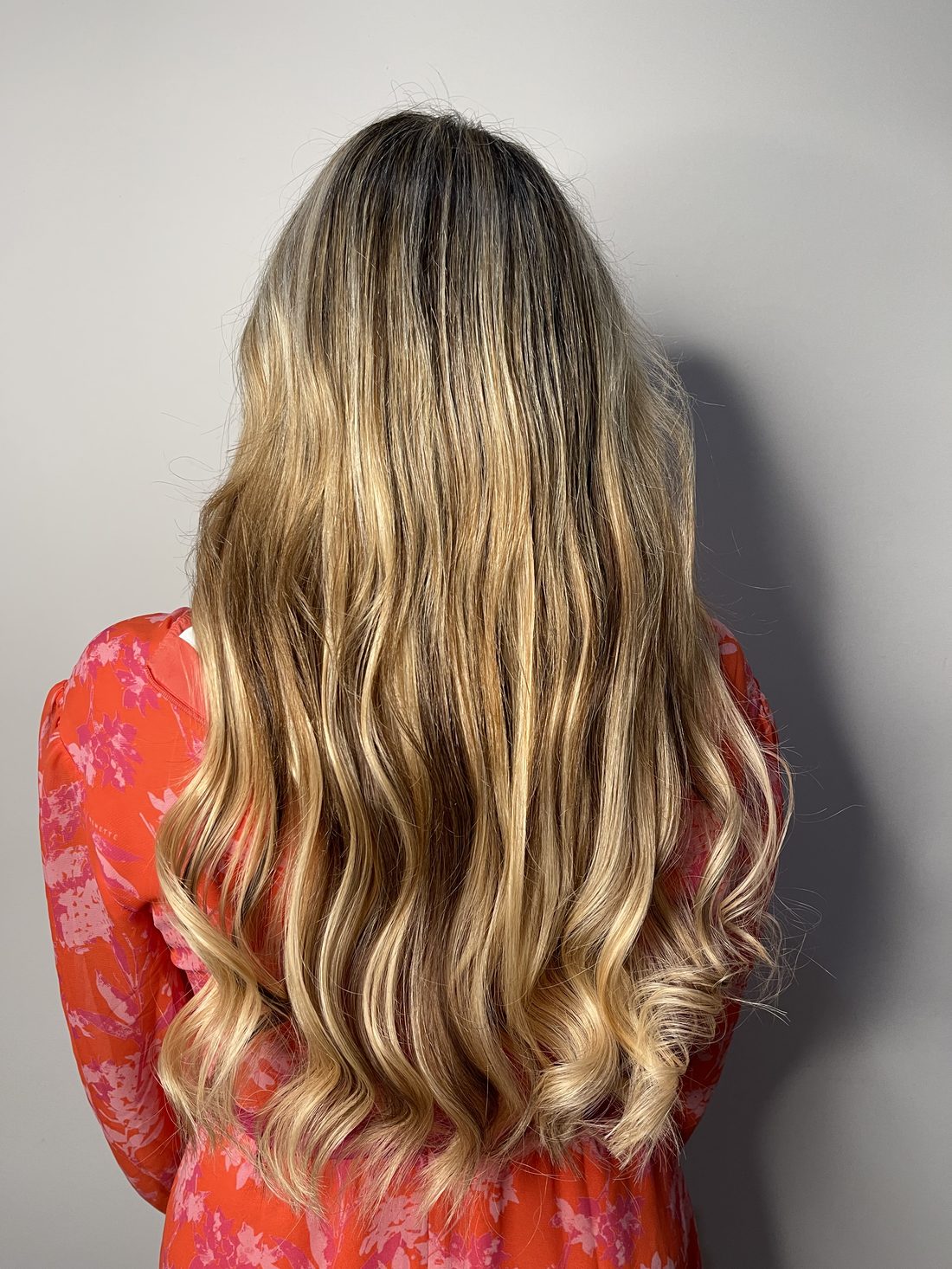 Extension bionde mosse con radice scura a ultrasuoni a freddo — Bergamo, CT Hair Extension
