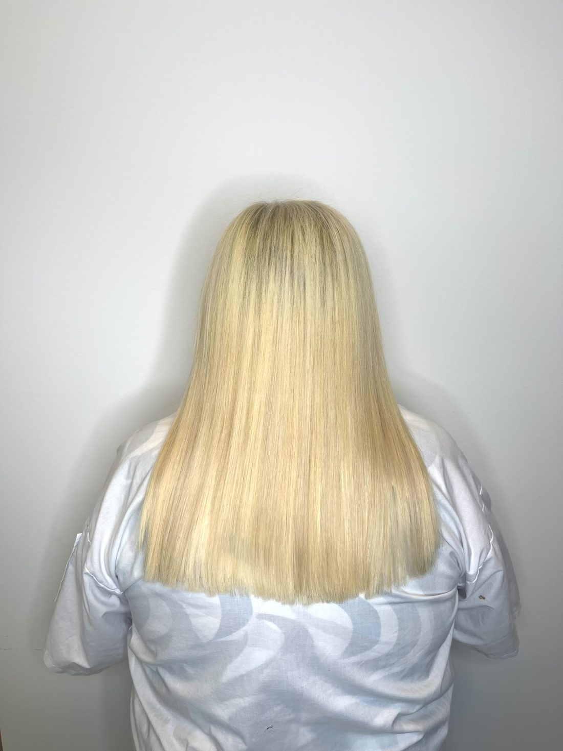 Extension lisce su capelli biondo platino a ultrasuoni a freddo — Bergamo, CT Hair Extension